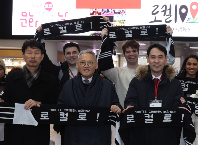 유인촌(앞줄 가운데) 문화체육관광부 장관이 21일 서울 용산구 서울역에서 열린 ‘로컬로’ 캠페인 행사에서 참석자들과 문구가 적힌 수건을 들어 보이고 있다. 문화체육관광부 제공