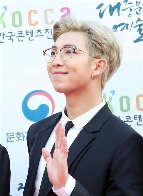 방탄소년단 RM(본명 김남준)이 24일 서울 올림픽공원 올림픽홀에서 열린 ‘2018 대한민국 대중문화예술상 시상식’에 참석해 손을 흔들고 있다. 2018.10.24 뉴스1