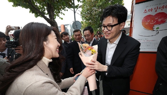 한동훈 법무부 장관이 지난달 17일 대구 수성구 스마일센터 방문 중 한 시민에게 꽃다발을 받고 있다. 연합뉴스