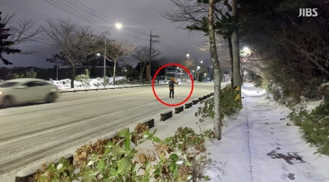 폭설이 내린 제주의 한 도로에서 스키 장비를 장착하고 이동하는 남성이 포착됐다. JIBS 보도화면 캡처