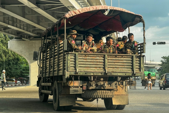 미얀마 최대 도시인 양곤의 한 거리에서 미얀마 군인들이 트럭을 타고 순찰을 돌고 있다. 2023.12.4.  AFP 연합뉴스