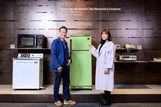 삼성전자 냉장고 개발 담당 서국정(왼쪽) 기술컨설턴트와 냉장고 기증자 이숙희씨가 수원 삼성이노베이션뮤지엄에서 ‘다목적 5S 냉장고’를 배경으로 기념촬영을 하고 있다. 삼성전자 제공