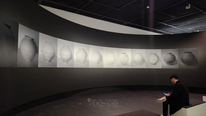 서울시립미술관에서 열리는 ‘구본창의 항해’를 찾는 관람객이 세계 곳곳의 미술관에 소장된 달항아리 12개를 담은 ‘문 라이징 Ⅲ’를 감상하고 있다. 정서린 기자