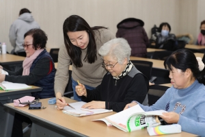 한글 뗀 할머니들 “새해 키오스크 주문법 배울거야”