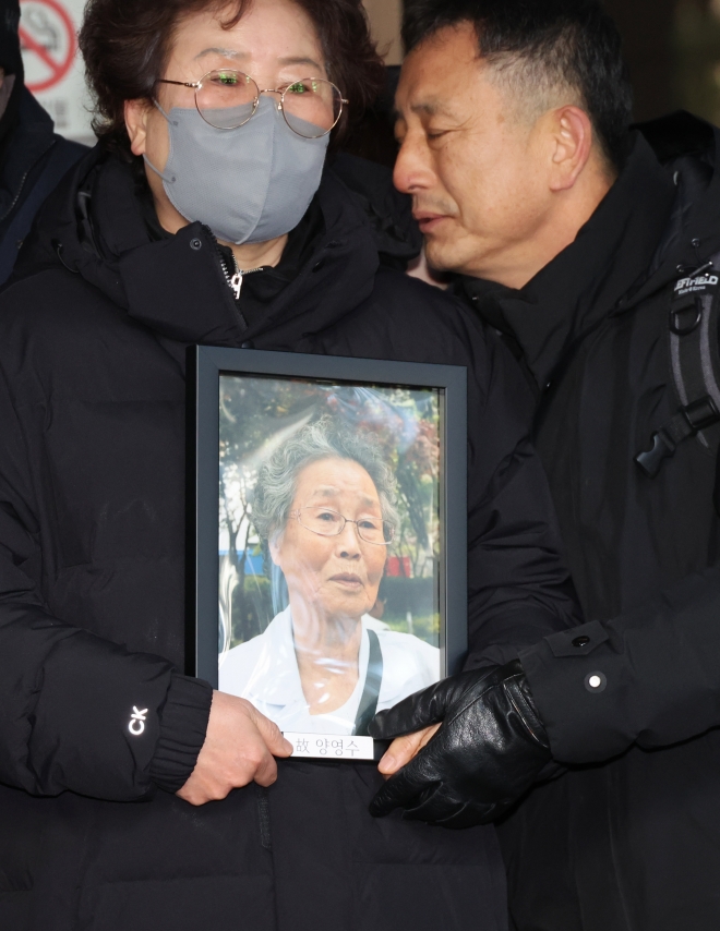 일제 강제동원 피해자 승소, 맞잡은 영정