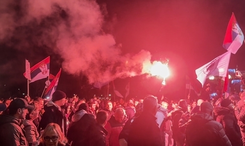 24일(현지시간) 세르비아 총선 부정선거를 규탄하는 야권 지지자들이 수도 베오그라드 시청 앞에 모여 규탄 구호를 외치고 있다. 베오그라드 타스 연합뉴스