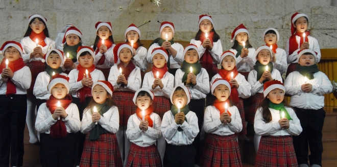 크리스마스를 하루 앞둔 24일 서울 강동구 명성교회 어린이 성가대원들이 아기 예수의 탄생을 축하하는 찬송가를 부르고 있다. 2023.12.24 홍윤기 기자