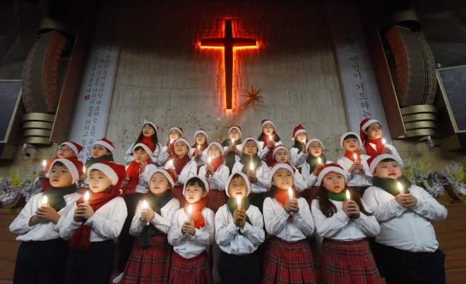 크리스마스를 하루 앞둔 24일 서울 강동구 명성교회 어린이 성가대원들이 아기 예수의 탄생을 축하하는 찬송가를 부르고 있다. 2023.12.24 홍윤기 기자