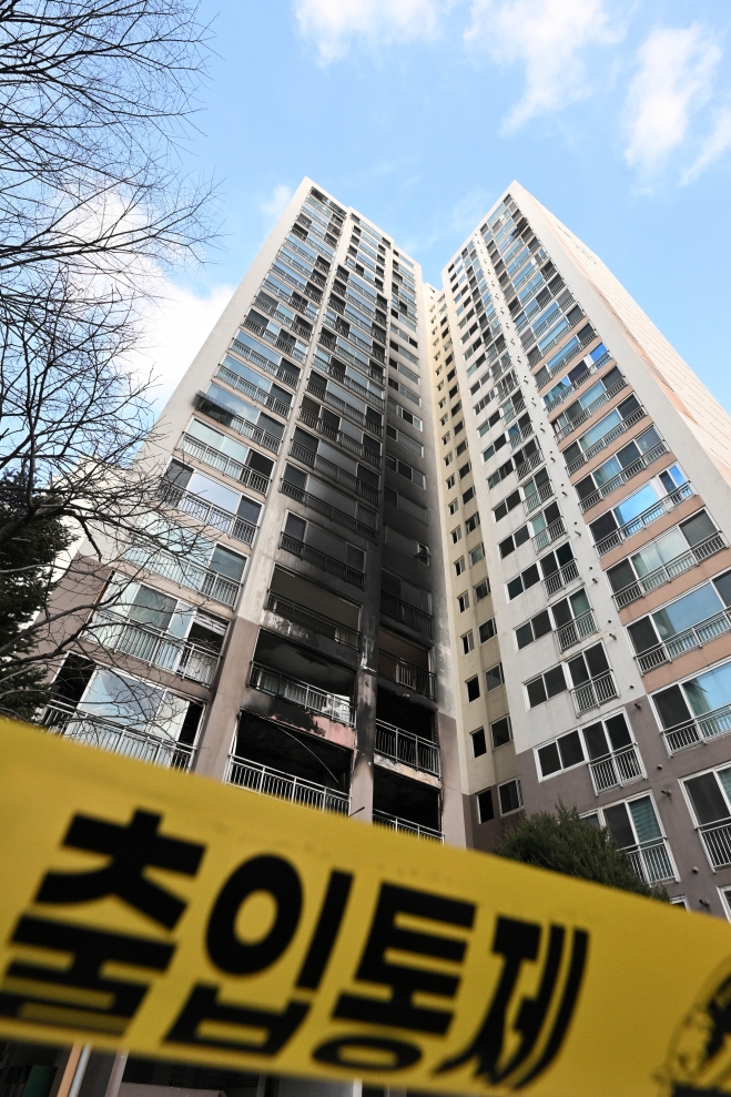 연휴 마지막 날이자 성탄절인 25일 새벽 서울 도봉구의 한 고층 아파트에서 불이 나 2명이 숨지고 29명이 다쳤다. 사진은 이날 사고 현장의 모습. 2023.12.25 홍윤기 기자