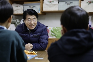 송파 보호아동에 희망과 온기 나눔… 구청장 할아버지는 일년 내내 산타[현장 행정]