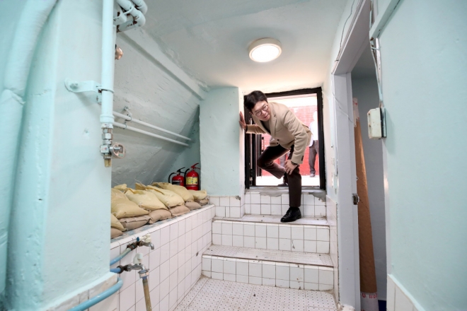 정원오 서울 성동구청장이 반지하 가구를 둘러보고 있다. 성동구 제공