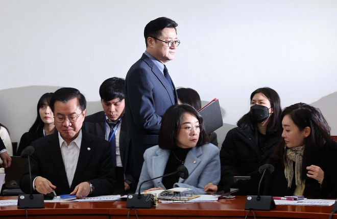 홍익표 더불어민주당 원내대표가 26일 서울 여의도 국회에서 열린 원내대책회의에 참석하고 있다. 2023.12.26 오장환 기자