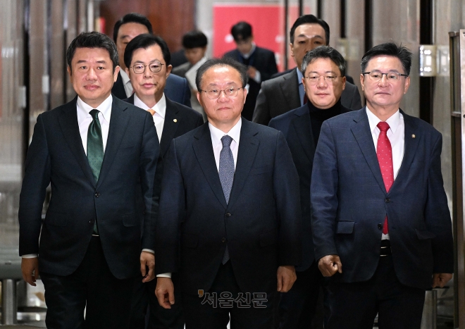 윤재옥 국민의힘 원내대표 겸 당 대표 권한대행, 유의동 정책위의장, 이헌승 전국위원회 의장 등이 26일 서울 여의도 국회에서 열린 제10차 전국위원회에 참석하고 있다. 2023.12.26 오장환 기자