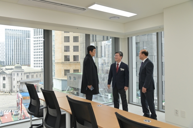 김길성(가운데) 중구청장이 명동아트브리즈 개관식에서 교실을 살펴보고 있다.   중구 제공