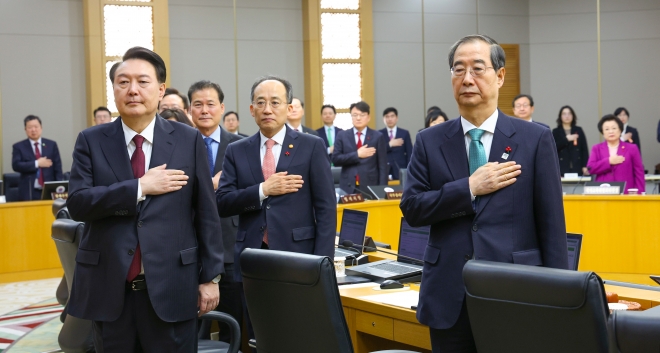 국기에 대한 경례하는 윤석열 대통령