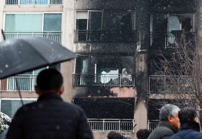 연휴 마지막 날이자 성탄절인 25일 새벽 서울 도봉구의 한 고층 아파트에서 불이 나 2명이 숨지고 29명이 다쳤다. 사진은 이날 사고 현장의 모습. 2023.12.25 연합뉴스