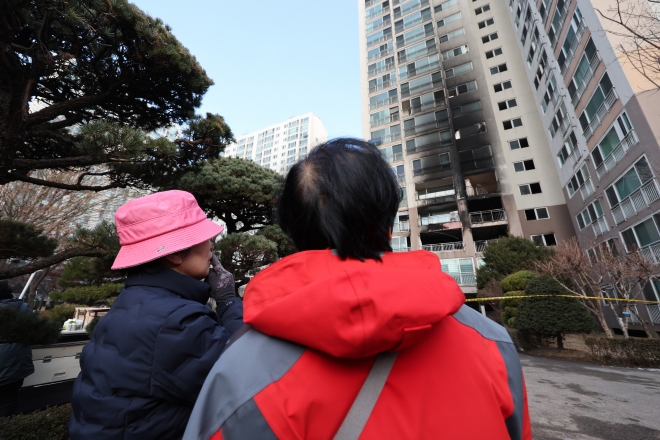 성탄절 새벽에 화재가 발생해 2명이 숨진 서울 도봉구의 한 고층 아파트에 26일 화마의 흔적이 남아있다. 2023.12.26 연합뉴스