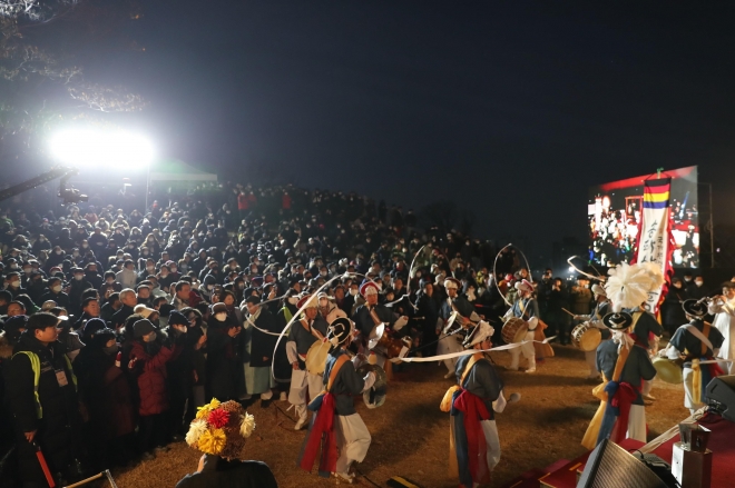 지난 1월 1일 열린 송파구 계묘년 새해맞이 한마당에서 풍물놀이 공연이 열리고 있다. 송파구 제공