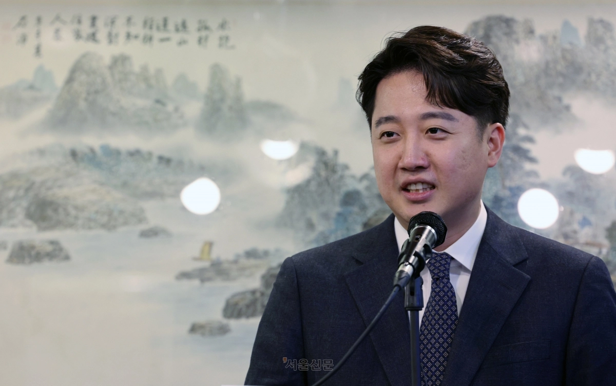 이준석 전 국민의힘 대표가 2023년 12월 27일 오후 서울 노원구 ‘마포참숯갈비’에서 국민의힘 탈당 기자회견을 하고 있다. 홍윤기 기자