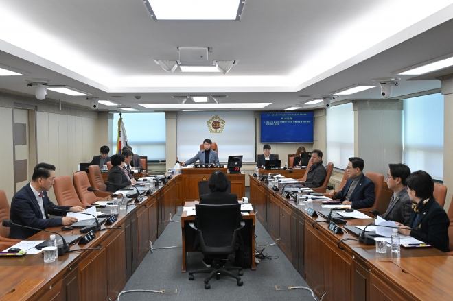 지난 22일 제3차 위원회 회의를 개최하고 ‘대도시권 철도의 지하화와 지상부 통합개발을 위한 제도 마련 촉구 건의안’을 채택한 서울시의회 지상철도 지하화 실현을 위한 특별위원회(위원장 이봉준)