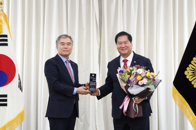 27일 대한민국 시·도의회의장협의회 주관 ‘제14회 우수의정대상 시상식’에서 우수의정대상을 받은 박영한 의원