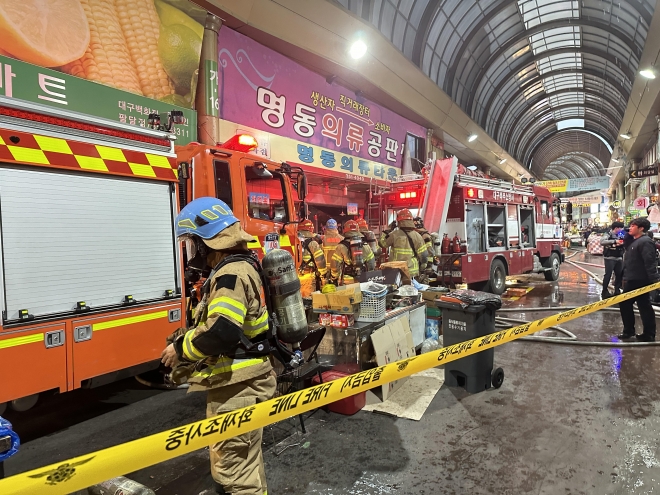 27일 오후 불이 났던 대구 북구 팔달시장 한 의류상가 모습. 연합뉴스