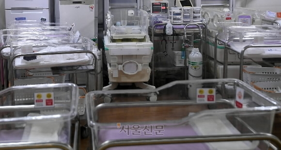 경기 수원시에 위치한 한 병원의 신생아실이 텅 비어 있다. 홍윤기 기자