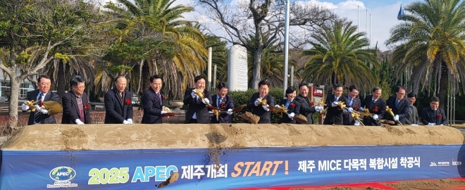 오영훈(왼쪽 7번째) 제주도지사는 28일 오전 제주국제평화센터 앞 사업부지에서 열린 제주 마이스 다목적 복합시설 착공식에서 이선화 제주국제컨벤션센터 대표이사, 정민구, 임정은 도의원, 이종우 서귀포시장, 다케다 가츠토시 주제주일본국총영사 등과 함께 시삽을 하고 있다. 제주 강동삼 기자