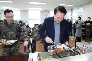 군부대 찾은 윤 대통령 “적 도발에 ‘선조치 후보고’ 즉각·단호 대응”