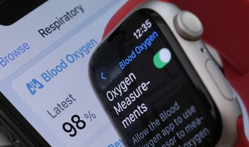 특허권 침해 분쟁으로 판매가 일시 중지됐던 애플워치 시리즈9 제품에 문제가 된 혈중 산소 농도 측정 기능이 표시되어 있다. AFP 연합뉴스