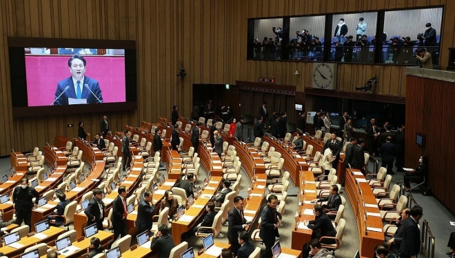 28일 국회에서 열린 본회의에서 화천대유 ‘50억 클럽’ 뇌물 의혹 사건의 진상규명을 위한 특별검사의 임명 등에 관한 법률안 표결 전에 국민의힘 의원들이 퇴장하고 있다. 연합뉴스