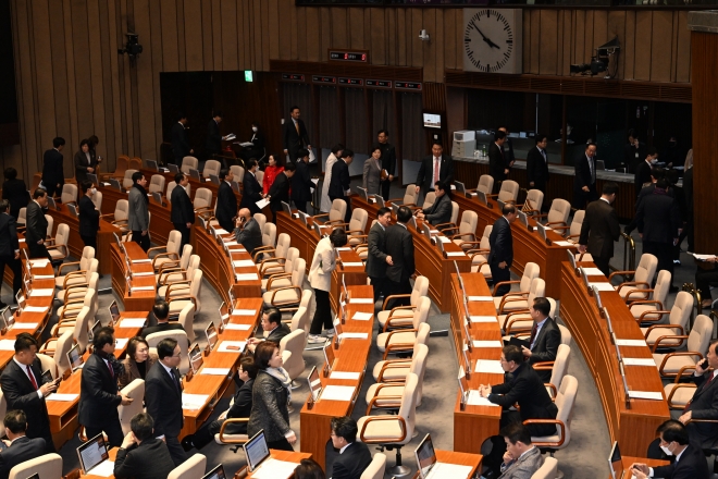 28일 국회에서 열린 본회의에서 화천대유 ‘50억 클럽’ 뇌물 의혹 사건의 진상규명을 위한 특별검사의 임명 등에 관한 법률안 표결 전 국민의힘 의원들이 퇴장하고 있다. 2023.12.28 오장환 기자