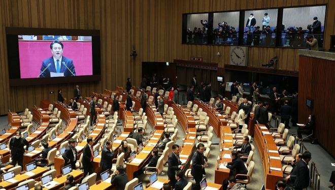 28일 국회에서 열린 본회의에서 화천대유 ‘50억 클럽’ 뇌물 의혹 사건의 진상규명을 위한 특별검사의 임명 등에 관한 법률안 표결 전에 국민의힘 의원들이 퇴장하고 있다.  연합뉴스