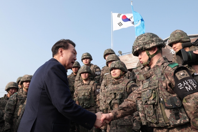 윤석열 대통령이 연말연시를 맞아 28일 경기도 연천군 중부 전선 육군 제5보병사단 열쇠전망대를 방문, 최전방 근무 장병들을 격려하고 있다.  2023.12.28   대통령실 제공