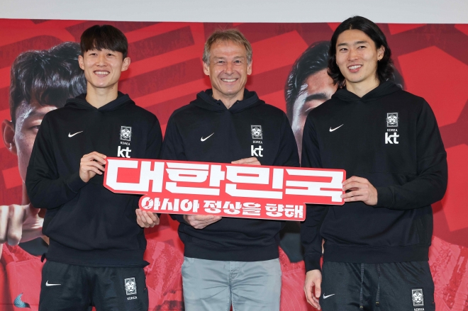 한국 남자축구 국가대표팀을 이끄는 위르겐 클린스만(가운데) 감독이 28일 서울 용산 CGV에서 진행된 2023 아시아축구연맹(AFC) 카타르 아시안컵 최종 명단 발표식에서 미드필더 이재성(왼쪽), 공격수 조규성과 기념촬영을 하고 있다. 연합뉴스