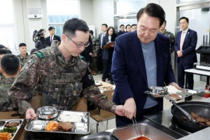 [포토] 윤 대통령, 최전방 부대서 직접 배식