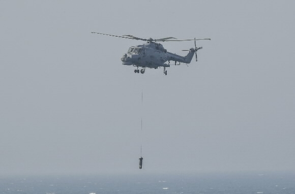 해군 대잠작전헬기(LYNX)가 디핑소나를 투하하는 모습.  해군 제공