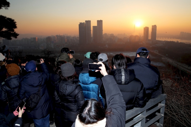 서울 성동구가 올해 1월 1일 응봉산에서 진행한 해맞이 행사를 찾은 시민들이 일출 사진을 찍고 있다. 성동구 제공
