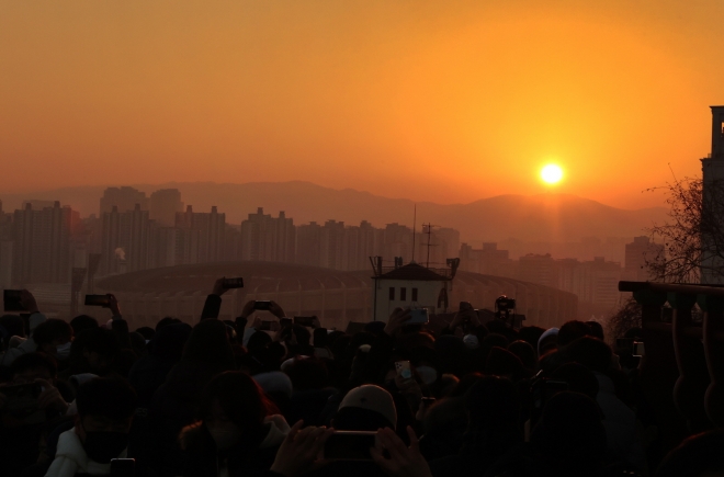 서울 강남구가 올해 1월 1일 개최한 해맞이 행사에서 참석자들이 일출을 바라보고 있다. 강남구 제공
