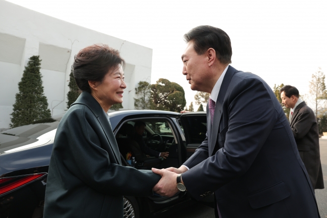 윤석열 대통령이 29일 서울 용산구 한남동 대통령 관저에서 박근혜 전 대통령과 오찬을 함께 한 뒤 환송하고 있다. 대통령실 제공