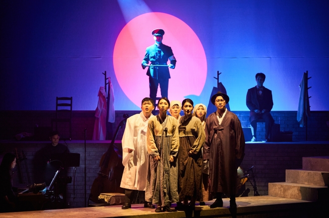 ‘딜쿠샤’는 1919년 3·1운동을 비롯해 한국의 근현대사를 무대 위에 펼쳐놓는다. 국립정동극장 제공