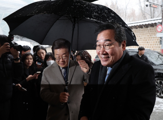 더불어민주당 이재명 대표와 이낙연 전 대표가 30일 오전 서울 중구의 한 식당 앞에서 만나 회동 장소로 이동하고 있다. 2023.12.30 연합뉴스