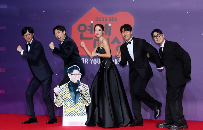 포즈 취하는 ‘런닝맨’ 팀