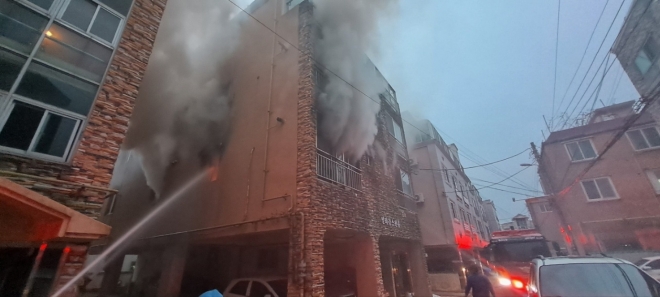 소방대원들이 지난 30일 오후 울산 남구의 원룸 화재를 진화하고 있다. 울산소방본부 제공