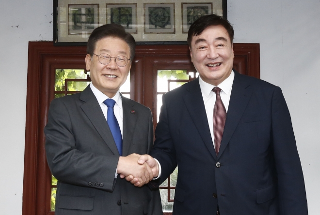 이재명(왼쪽) 더불어민주당 대표가 8일 서울 성북구 중국대사관저를 방문해 싱하이밍 주한 중국대사와 인사를 나누고 있다. 2023.6.8 국회사진기자단
