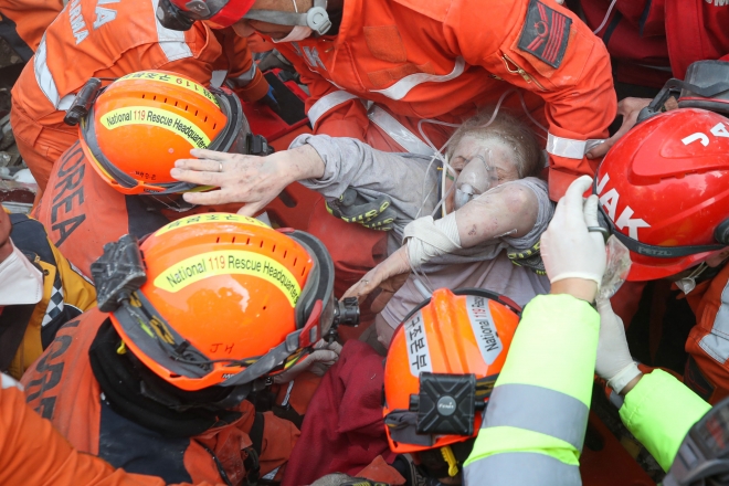 대한민국 긴급구호대(KDRT)가 11일(현지시간) 튀르키예 하타이주 안타키아에서 생존자 3명을 구조했다. 사진은 이날 오후 2시 4분 구호대가 65세 여성을 구조하는 장면. 2023.2.11 안타키아 뉴시스