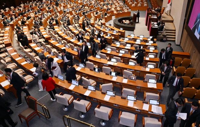 28일 국회 본회의에서 더불어민주당과 정의당 주도로 김건희 여사의 도이치모터스 주가조작 의혹과 대장동 개발사업 ‘50억 클럽’ 뇌물 의혹 사건의 진상규명을 위한 특별검사의 임명 등에 관한 법률안이 통과됐다. 사진은 두 사건의 특검법 모두 독소조항이 있다고 강하게 반발한 국민의힘 의원들이 대장동 ‘50억 클럽’ 특검법 표결을 앞두고 본회의장에서 퇴장하고 있는 모습. 2023.12.28 안주영 전문기자