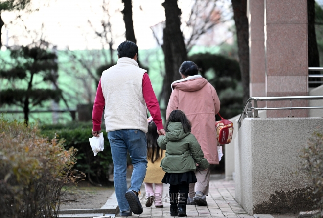 안난영·김수창씨 부부가 지난달 26일 두 딸과 함께 집으로 향하고 있다. 친부모의 방임으로 사회의 보호가 필요했던 가연·수연이(가명) 자매는 2021년부터 안씨 부부와 함께 살고 있다. 3년을 함께 한 이들은 핏줄은 아니지만, 서로를 마주 보면 절로 웃음이 새어 나오는 그런 평범한 가족이 됐다. 도준석 기자