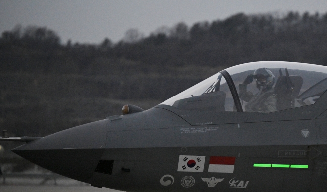 19일 오전 경남 사천 한국항공우주산업(KAI) 내 주기장에서 KF-21 보라매 전투기가 시험 비행을 위해 활주로로 이동하고 있다. 2023.12.19 사천 홍윤기 기자