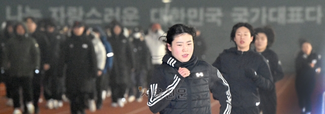 눈 쌓인 새벽 진천선수촌 운동장을 질주하는 국가대표 선수들.  진천 박지환 기자